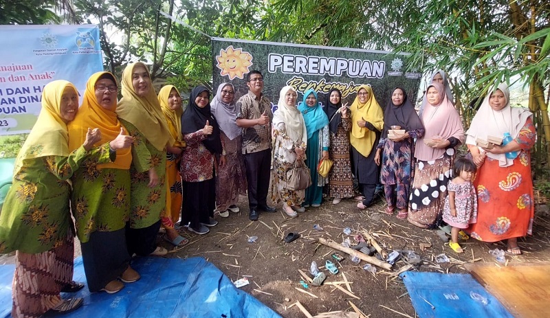 Dosen UM-Tapsel Bersama PDA Edukasi Warga Purwodadi Ciptakan Pembersih Lantai Dari Limbah Salak