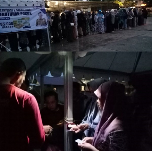 ATAS: Usai Subuh, ratusan IRT antre kupon pasar murah di Taman Sulthanah Safiatuddin, Banda Aceh BAWAH: Di tengah suasana masih gelap usai subuh, pembagian kupon belanja paket bahan pokok di pasar murah di Taman Sulthanah Safiatuddin, Banda Aceh, Selasa (28/11). (Waspada/Ist)