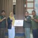 Pj Bupati Nagan Raya Fitriany Farhas menerima bantuan dari BNPB Pusat, Minggu (26/11).(Waspada/Muji Burrahman)