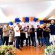 Branch Manager Office BRI Tanjungbalai, Heldin Suranta Tarigan menyerahkan secara simbolis kunci mobil Honda All New BRV kepada pemenang Husnul Khotimah dari Unit Rahuning. Waspada/Rasudin Sihotang