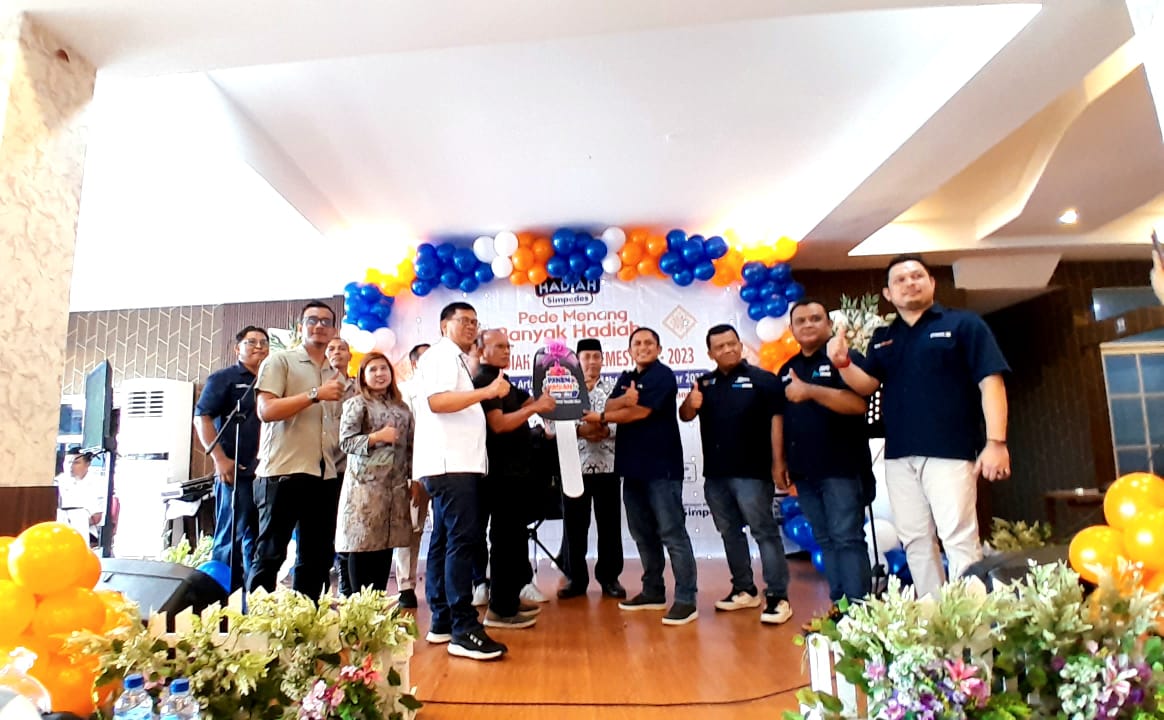 Branch Manager Office BRI Tanjungbalai, Heldin Suranta Tarigan menyerahkan secara simbolis kunci mobil Honda All New BRV kepada pemenang Husnul Khotimah dari Unit Rahuning. Waspada/Rasudin Sihotang