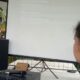 Kepala KPw BI Pematangsiantar Muqorobin memberikan penjelasan bersama stafnya tentang kinerja perbankan, perkembangan sistim pembayaran dan perkembangan inflasi saat bersilaturahmi dengan beberapa media di café Sio, Jl. Cornel Simanjuntak, Rabu (8/11).(Waspada-Edoard Sinaga).