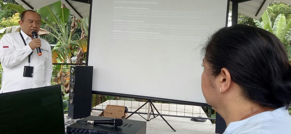 Kepala KPw BI Pematangsiantar Muqorobin memberikan penjelasan bersama stafnya tentang kinerja perbankan, perkembangan sistim pembayaran dan perkembangan inflasi saat bersilaturahmi dengan beberapa media di café Sio, Jl. Cornel Simanjuntak, Rabu (8/11).(Waspada-Edoard Sinaga).