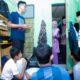 Istri Pj Wali Kota Banda Aceh, Ny. Wardiati, sedang mengintip kegiatan anak-anak Banda Aceh di kamarnya saat mengunjungi pemondokan kafilah Banda Aceh. (Waspada/Ist)