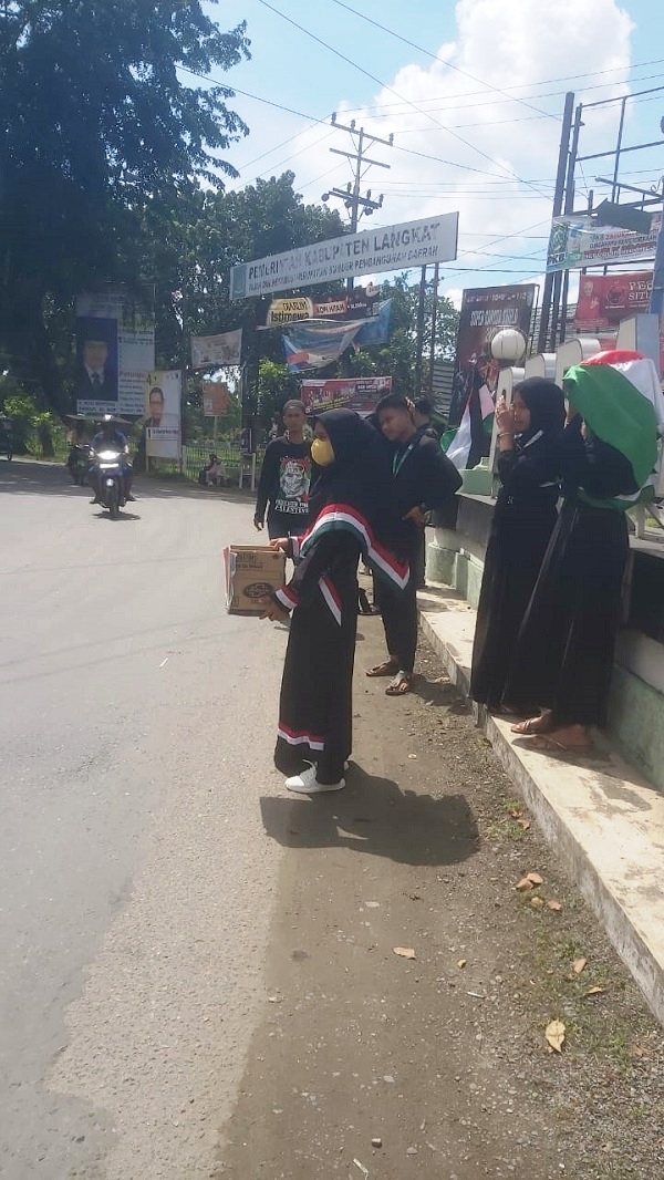 Penggalangan donasi untuk Palestina di Jl Thamtin Pangkalanbrandan, Rabu (8/11/2023). Waspada/Boy Aprizal