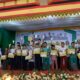 Sekretaris Madrasah Ulumul Qur'an Yayasan Dayah Bustanul Ulum, (MUQ YDBU), Ustdaz Dede Gustian SPd.I, MS, dan para santri saat menerima sejumlah hadiah pada penutupan MUQ Fair VII di Aula setempat, Rabu (8/11) petang. Waspada/Rapian.