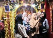 Terlihat para muda-mudi yang asik berswafoto di arena Sampangan Pelaminan Anjungan Aceh Singkil, Rabu (8/11/2023).WASPADA/Ariefh.
