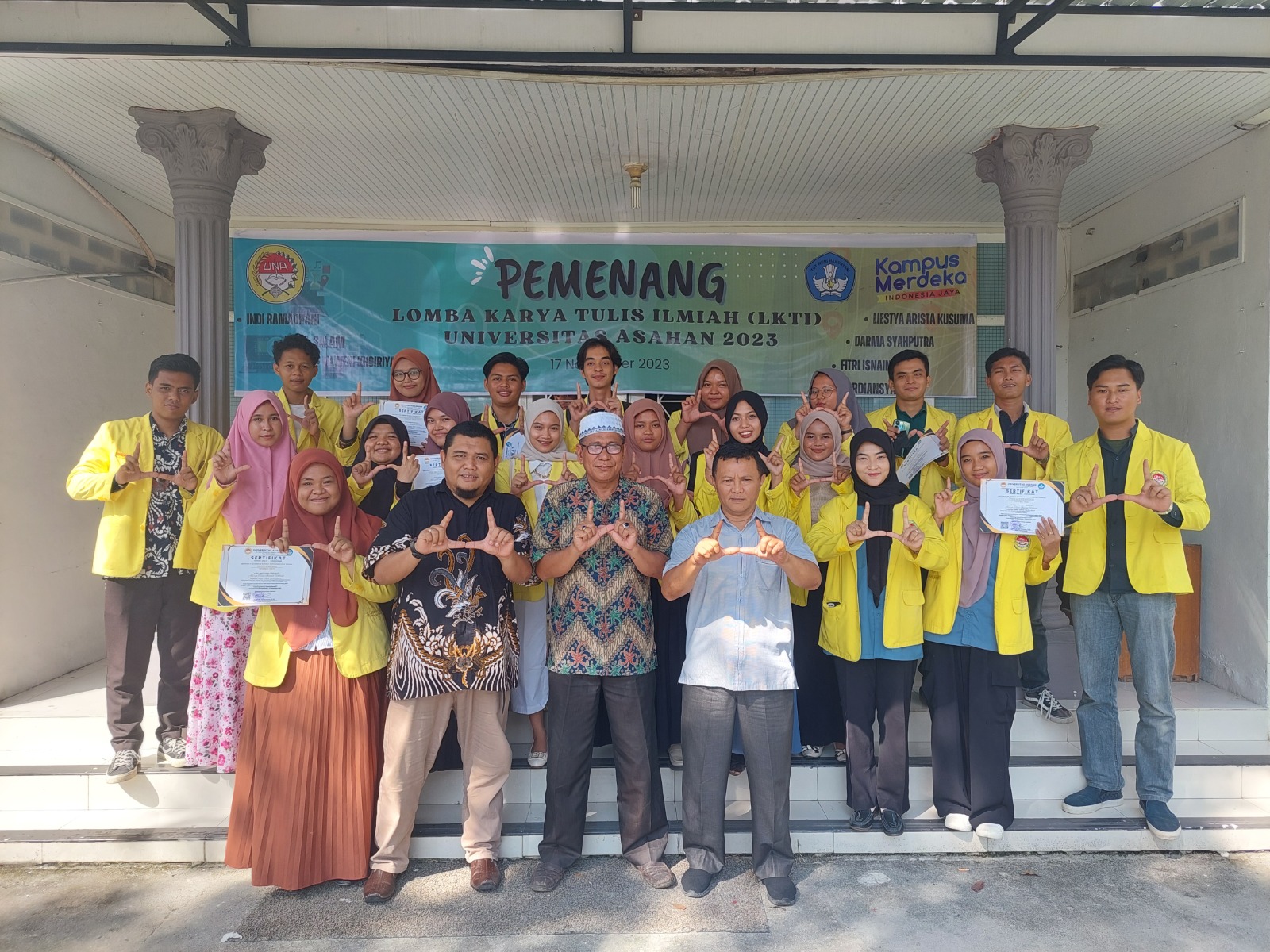 Wakil Rektor III Bidang Kemahasiswaan Ir. Ansoruddin, M.P, bersama panitia LKTI foto bersama dengan para pemenang. Waspada/Ist