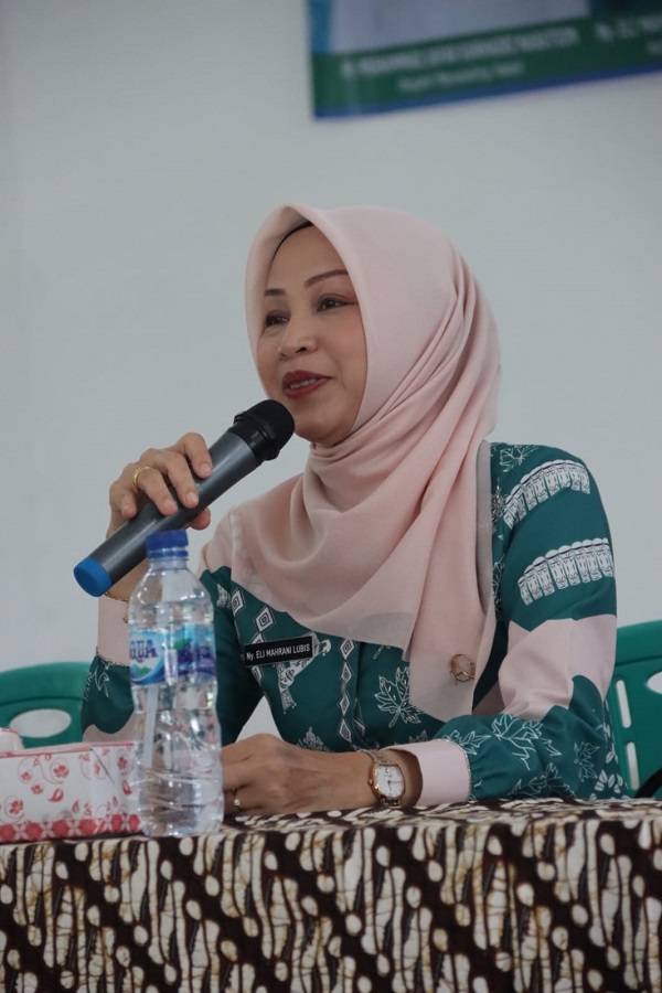Ketua TP PKK Madina Eli Mahrani Jafar Sukhairi Nasution menghadiri pelantikan TP PKK Kec. Ulupungkut di kantor Camat Ulupungku, Kab. Madina, Kamis (9/11). Waspada/Ist