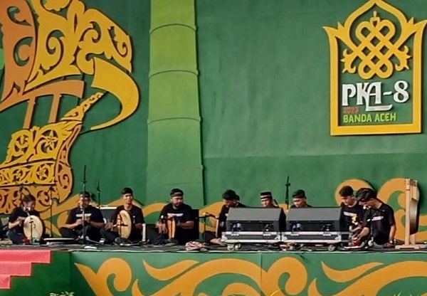 Group musik Destanada saat penampilan musik bertajuk Kapur Barus, pada perlombaan musik garapan di ajang PKA 8, Senin (6/11) malam. WASPADA/Ariefh