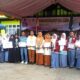 Dekan FEBI UIN Syahda Padangsidimpuan Dr.Darwis Harahap (2kiri) foto bersama dengan pemenang Olimpiade yang digelar FEBI UIN Syahda Padangsidimpuan, Rabu (8/11). Waspada/ist.