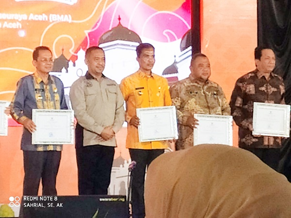 Pj. Wali Kota Langsa Syaridin S.Pd., M.Pd terima penghargaan dari KPK RI, di gedung Balee Meuseuraya Aceh (BMA) Banda Aceh, Kamis (9/11). Waspada/Munawar