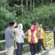 Wakil Bupati Madina Atika Azmi Utammi Nasution didampingi Kadis PUPR Madina Elpi Yanti Sari Harahap, ST serta sejumlah pimpinan OPD saat melaksanakan long segmen di Desa Aekmata dihadiri masyarakat dan kepala desa, Kamis (9/11). Waspada/Ist