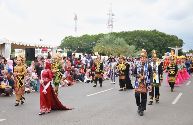 Pj Bupati Pidie Raih Peringkat Satu Kategori Andil Pawai PKA Ke-8