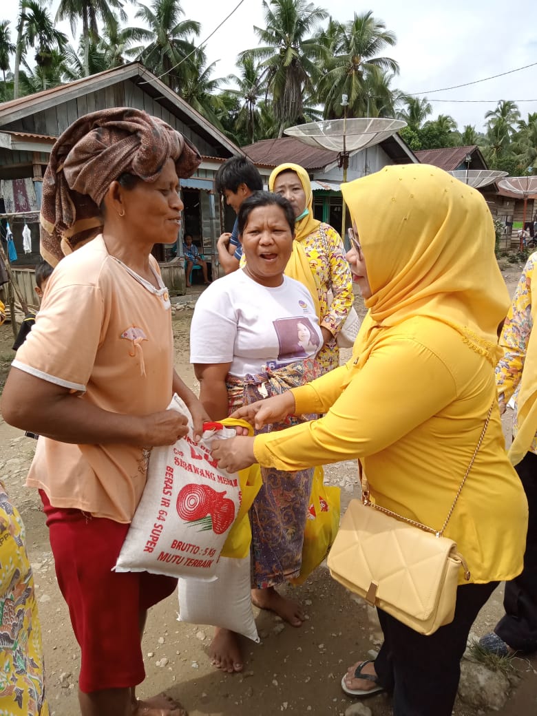 Gebrakan Srikandi Golkar Madina Bantu Warga Sampai Ke Pelosok