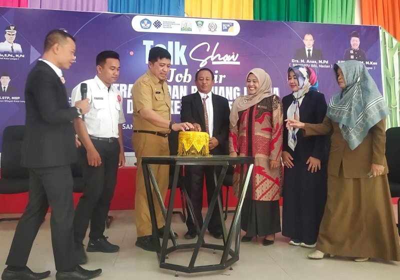 Plt Kacabdin Langsa, Sabri, SSTP. MSP didampingi Kepala Kepala SMKN 3 Langsa, Halimatussakdiah, SPd, dan Kepala SMKN 2 Langsa, Juari ST, SPd saat menekan tombol sirene pertanda dibukanya job fair dan Expo produk SMK, di Aula SMKN 3 Langsa, Senin (27/11). Waspada/Rapian