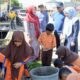 Sekdakab Aceh Besar, Drs Sulaimi MSi bersama istri berdialog dengan murid sekolah dalam kegiatan aksi 1 jam memungut sampah di SDN Lamreung, Kecamatan Krueng Barona Jaya, Aceh Besar, Sabtu (25/11). (Waspada/Zafrullah)