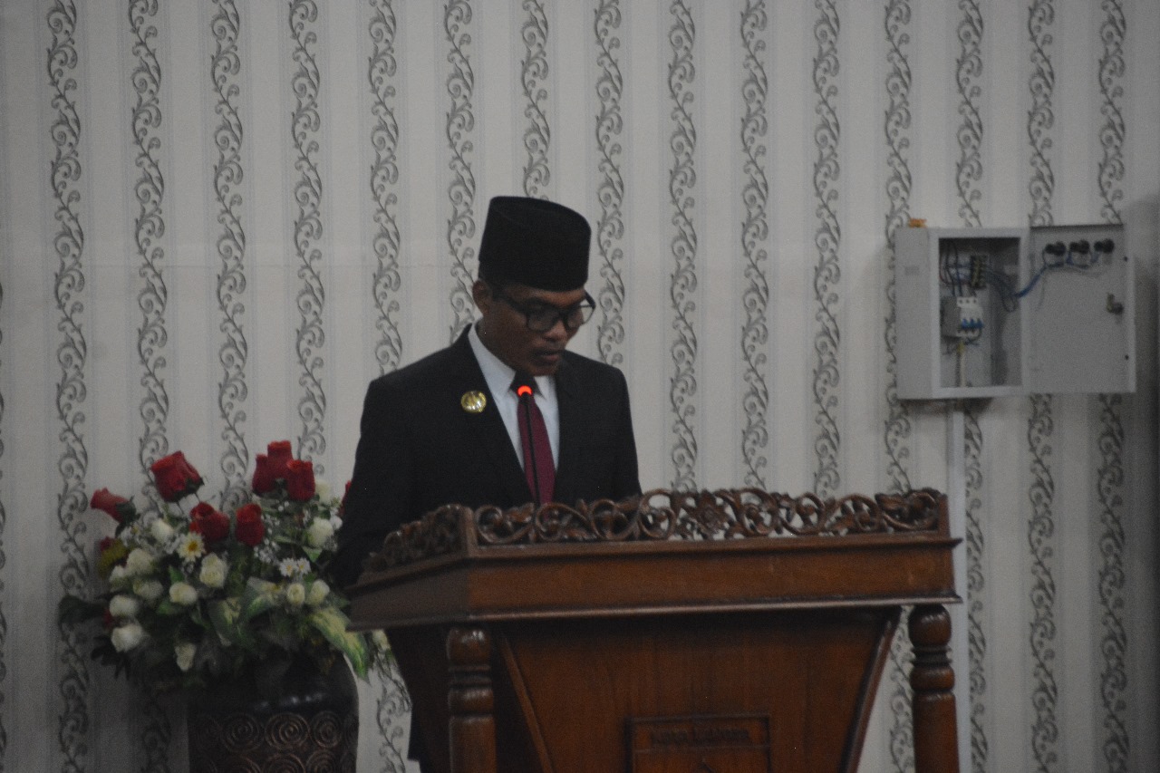 Pj Wali Kota Langsa, Syaridin, saat mengikuti sidang paripurna ke-6 masa persidangan I tahun sidang 2023 dengan agenda penyampaian pendapat akhir fraksi-fraksi DPRK Langsa dan penetapan APBK tahun 2024, di Gedung DPRK Langsa, Senin (27/11). Waspada/Rapian