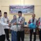 Ketua PGRI Aceh Tamiang, Nurdin, S.Pd, MM saat menyerahkan donasi untuk Palestina kepada Ketua KNRP Aceh Tamiang, Ustadz Akhyar Sirajuddin didampingi Sekretaris KNRP Aceh Tamiang, Yusran. (Waspada/Yusri).