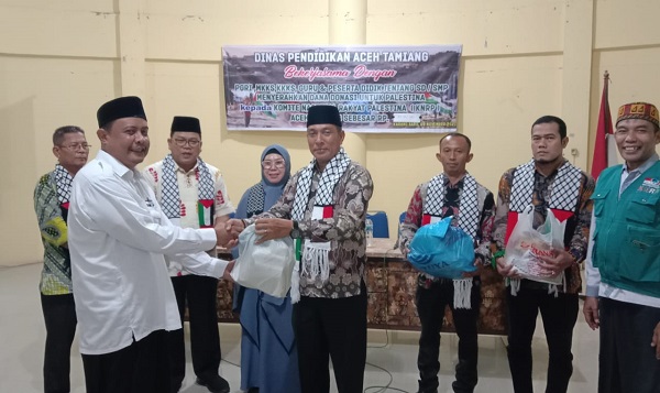 Ketua PGRI Aceh Tamiang, Nurdin, S.Pd, MM saat menyerahkan donasi untuk Palestina kepada Ketua KNRP Aceh Tamiang, Ustadz Akhyar Sirajuddin didampingi Sekretaris KNRP Aceh Tamiang, Yusran. (Waspada/Yusri).
