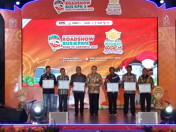 Sekretaris Daerah Kota Sabang, Andre Nourman, AP, M.Si foro bersama setelah menerima penghargaan dari Deputi Bidang Koordinasi dan Supervisi KPR RI di Jakarta.(Waspada/ist.)