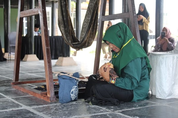 Jaliyah Jabat saat memerankan sebagai seorang ibu, yang sedang mengayun anaknya. Dan ini sudah menjadi tradisi adat masyarakat Aceh Singkil. WASPADA/Ariefh