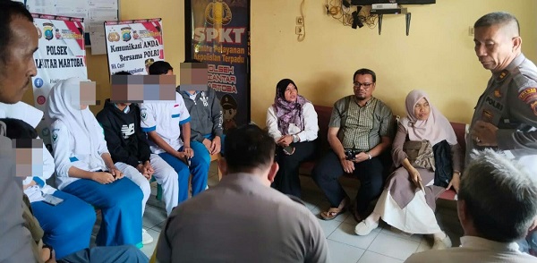 Penyelesaian secara kekeluargaan masalah kesalahpahaman pelajar dua sekolah melalui mediasi sesuai program problem solving kepolisian berlangsung di Mapolsek Siantar Martoba Polres Pematangsiantar baru-baru ini.(Waspada-Ist).