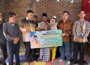 Anggota Komisi IV DPR RI, HM Salim Fakhry, SE, MM menyerahkan santunan Jaminan Kematian (JKM) dari BPJS Ketenagakerjaan (Jamsostek) kepada ahli waris di Agara. Waspada/Ist