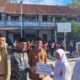 Anggota Komisi III DPR RI asal Aceh, H. Muhammad Nasir Djamil, S.Ag, M.Si didampingi Kepala Cabang Dinas Pendidikan Wilayah Kota Langsa, Sabri, S.STP, MSP dan Kepala SMAN 3 Langsa, Rusli SAg saat menyerahkan hadiah kepada siswa SMAN 3 Langsa yang meraih juara Smatig’s Got Talent usai menjadi pembina upacara di SMA Negeri 3 Langsa, Senin (27/11). Waspada/dede