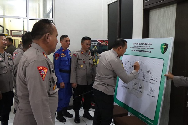 Kapolres Simeulue menandatangani komitmen bersama, Kamis (9/10). Waspada/Ist.
