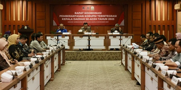 Sekda Aceh, Bustami Hamzah, wakili Pj Gubernur Aceh, bersama Wakil Ketua I DPRA Dalimi dan para Penjabat Bupati/Walikota se-Aceh, saat mengikuti Rakor Pemberantasan Korupsi Terintegrasi Kepala Daerah se-Aceh tahun 2023 yang dipimpin Ketua KPK Firli Bahuri di Gedung Serbaguna Kantor Gubernur Aceh, Banda Aceh, Kamis, (9/10) malam. (Waspada/Zafrullah)