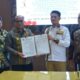 Pj. Wali Kota Padangsidimpuan Dr. Letnan Dalimunthe, M.Kes (2 kiri) dan Ketua Bawaslu Padangsidimpuan Ratno Afandi, menunjukkan NPHD anggaran Pilkada Tahun 2023 untuk Bawaslu Padangsidimpuan yang telah ditandatangani, Kamis (9/11/).Waspada/ist.
