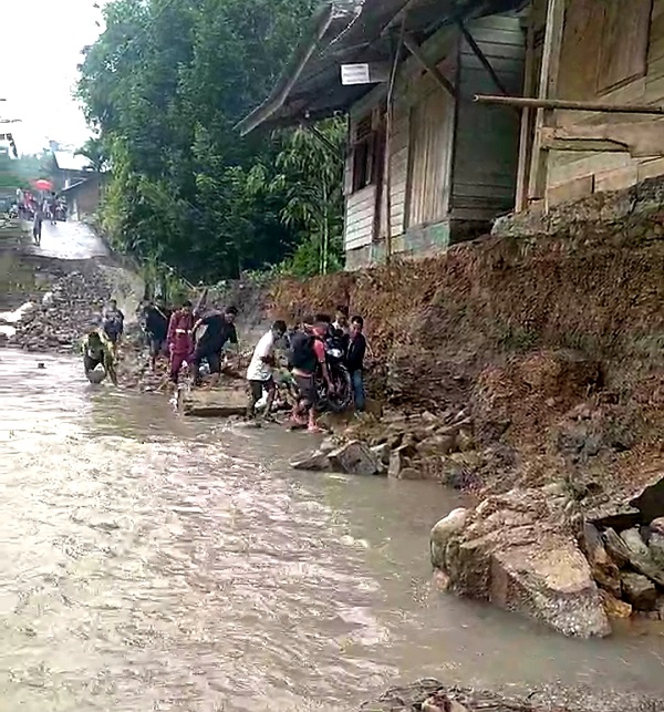 Longsor tebing Sungai Gomo akibat terus diterjang banjir semakin mengkhawatirkan. Selain sudah menghancurkan badan jalan, saat ini longsor tebing juga sudah mengancam beberapa rumah warga. Waspada/Ist