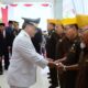 Plt Bupati Deliserdang HM Ali Yusuf Siregar menyerahkan tali asih kepada salah seorang Veteran usai menjadi Irup pada Hari Pahlawan Tahun 2023 di loby depan Kantor Bupati Deliserdang, Jum’at (10/11).- (Waspada/Khairul K Siregar/B)