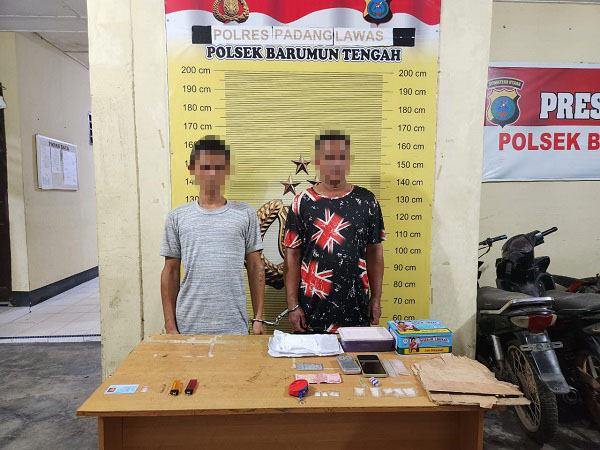 Dua tersangka diduga pengedar narkoba jenis sabu ditangkap tim Reskrim Polsek Barumun Tengah. (Waspada/Ist)