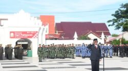 Asisten II Sekda Aceh, Azwardi AP, menjadi Inspektur Upacara Ziarah Nasional dalam rangka memperingati Hari Pahlawan ke 78 tahun di Taman Makam Pahlawan Banda Aceh, Jum'at, (10/11). (Waspada/Zafrullah)