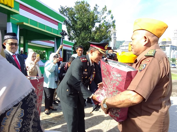 Kapolres Agara, AKBP R. Doni Sumarsono memberikan bingkisan kepada salah seorang Veteran. Waspada/Ist