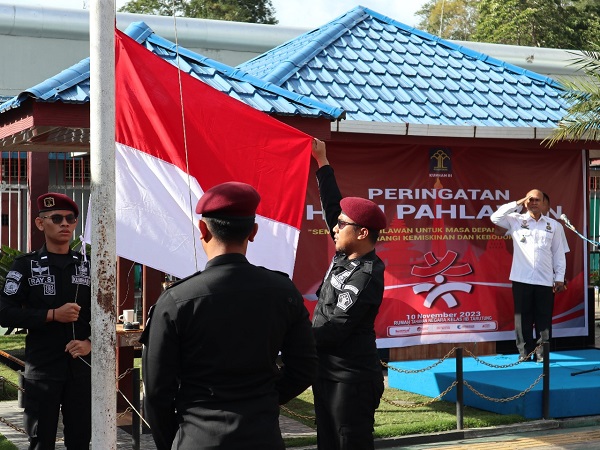 Rumah Tahanan Negara Kelas IIB Tarutung menggelar upacara bendera memperingati Hari Pahlawan Ke-78 di Lapangan Serbaguna Rutan Tarutung, Jumat (10/11). Waspada/ist