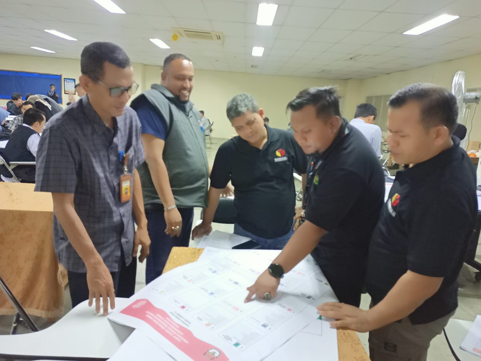 Anggota Panwaslih Aceh Utara ikut melakukan pengawasan percetakan Surat Suara di Cikarang, Jawa Barat. Waspada/ist