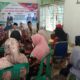 Tim Percepatan Stunting bersama Baznas Padanglawas sebagai bapak asuh anak stunting, saat memberi bantuan sembako untuk perbaikan gizi anak stunting.(Waspada/Idaham Butar Butar)