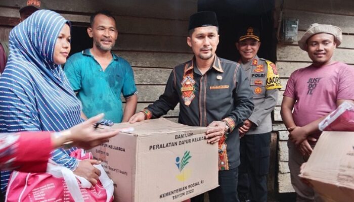 Diguyur Hujan, Pj Bupati Agara Serahkan Bantuan Korban Banjir Bandang
