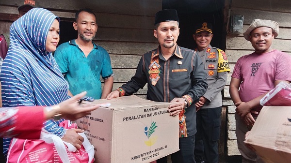 Pj Bupati Syakir saat menyerahkan bantuan korban terdampak banjir bandang. Waspada/Seh Muhammad Amin