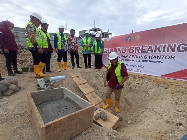 Inspektur Wilayah-I Kemenkumham RI, Ika Yusanti, Bc.I.P., S.H menyaksikan kegiatan peletahkan batu pertama Gedung Kantor Bapas Kelas II Lhokseumawe yang dilakukan Kepala Divisi Pemasyarakatan Kantor Wilayah Kemenkumham Aceh Yulius Sahruzah, Kamis (16/11). Waspada/Zainal Abidin