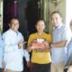 Ketua DPC Gerindra Deliserdang Zakky Shahri dan lainnya saat memberikan susu dan makanan gratis. (Waspada/Edward Limbong)
