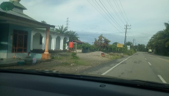 Hampir Sebulan PDAM Tak Mengalir, Warga Tadah Air Hujan