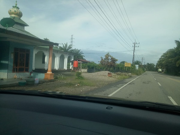 TAMPAK di bagian depan rumah warga (kiri) penampung air tadah hujan. Foto diambil, Jumat (17/11). (Waspada/Khairul Boangmanalu)
