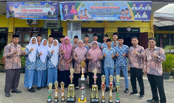 Kepala MAN 1 Padangsidimpuan Dra.Hj. Wasliah Lubis, S.Pd, MA (5 kanan depan) foto bersama dengan Tim Paskibra MAN 1 Padangsidimpuan yang berhasil meraih 3 juara umum Lomba Jaguar Vol.2 Tahun 2023.Waspada/ist.