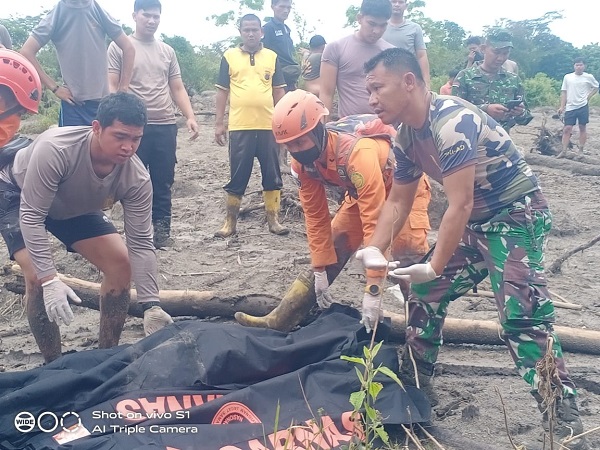 JASAD Rosma Habeahan di dalam kantong mayat saat akan dievakuasi tim SAR. Waspada/Ist