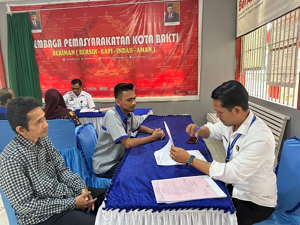 PK Pertama dan APK Mahir melakukan pengambilan data Litmas PB dan CB,terhadap 7 orang WBP di Lapas Kelas IIB Kota Bakti dengan tindak pidana narkotika, penipuan, pencurian dan penganiayaan, Kamis (16/11). Waspada/ist