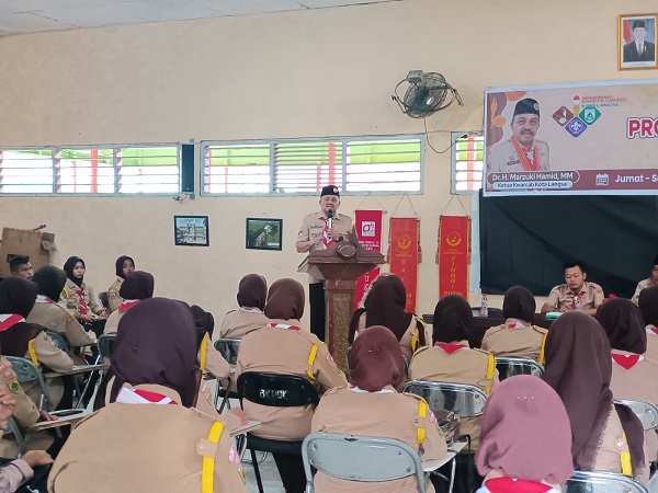 Ketua Gerakan Pramuka Kwarcab Pramuka Kota Langsa, Dr. H. Marzuki Hamid, MM saat membuka kegiatan pelatihan protokoler, jurnalistik dan master ceremony diikuti pelajar SLTA dan Mahasiswa se-Kota Langsa, di kantor Kwarcab setempat, (17/11). Waspada/dede